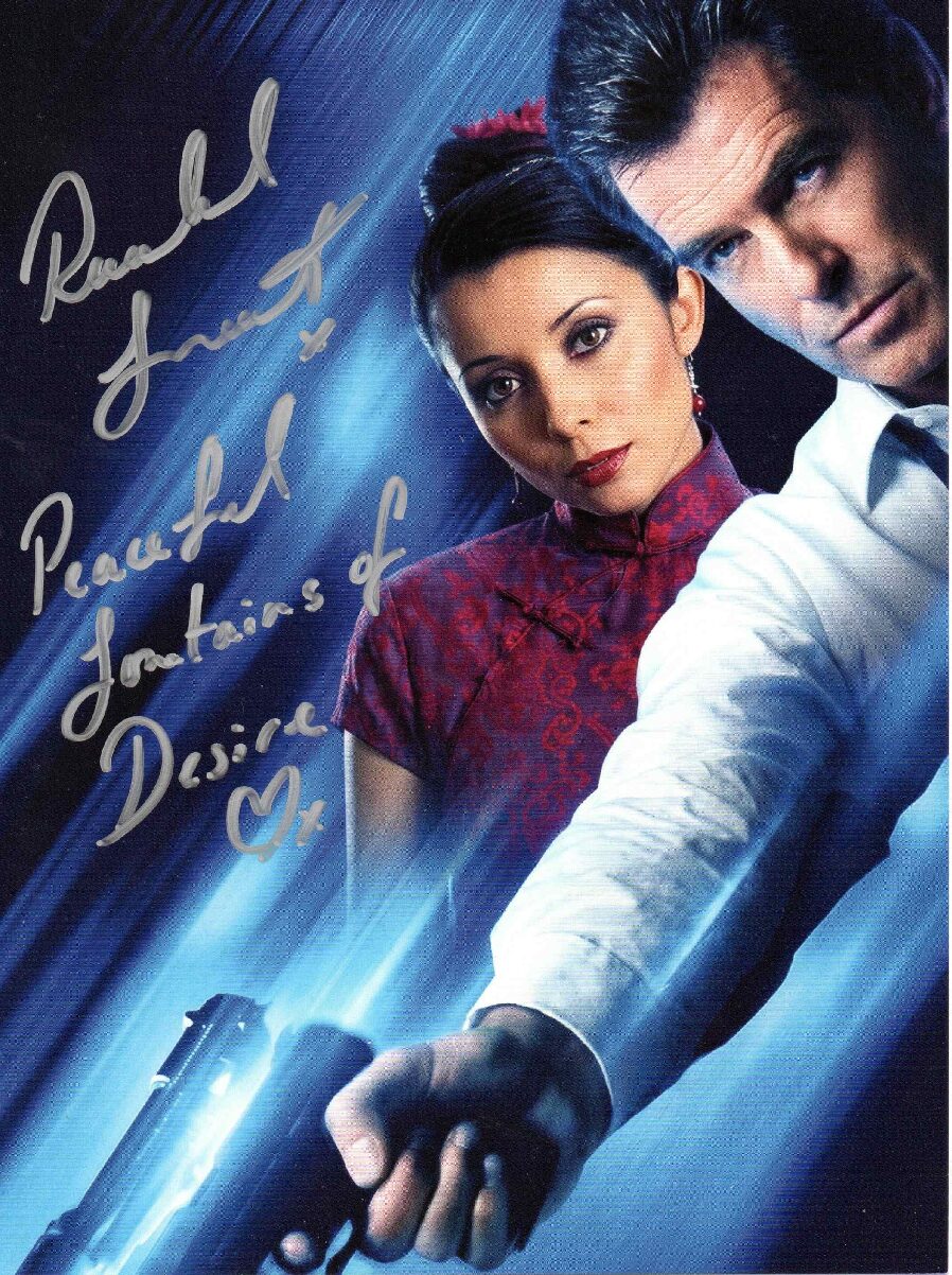 Photo dédicacée par Rachel Grant - Meurs un autre jour (Pierce Brosnan et pistolet)